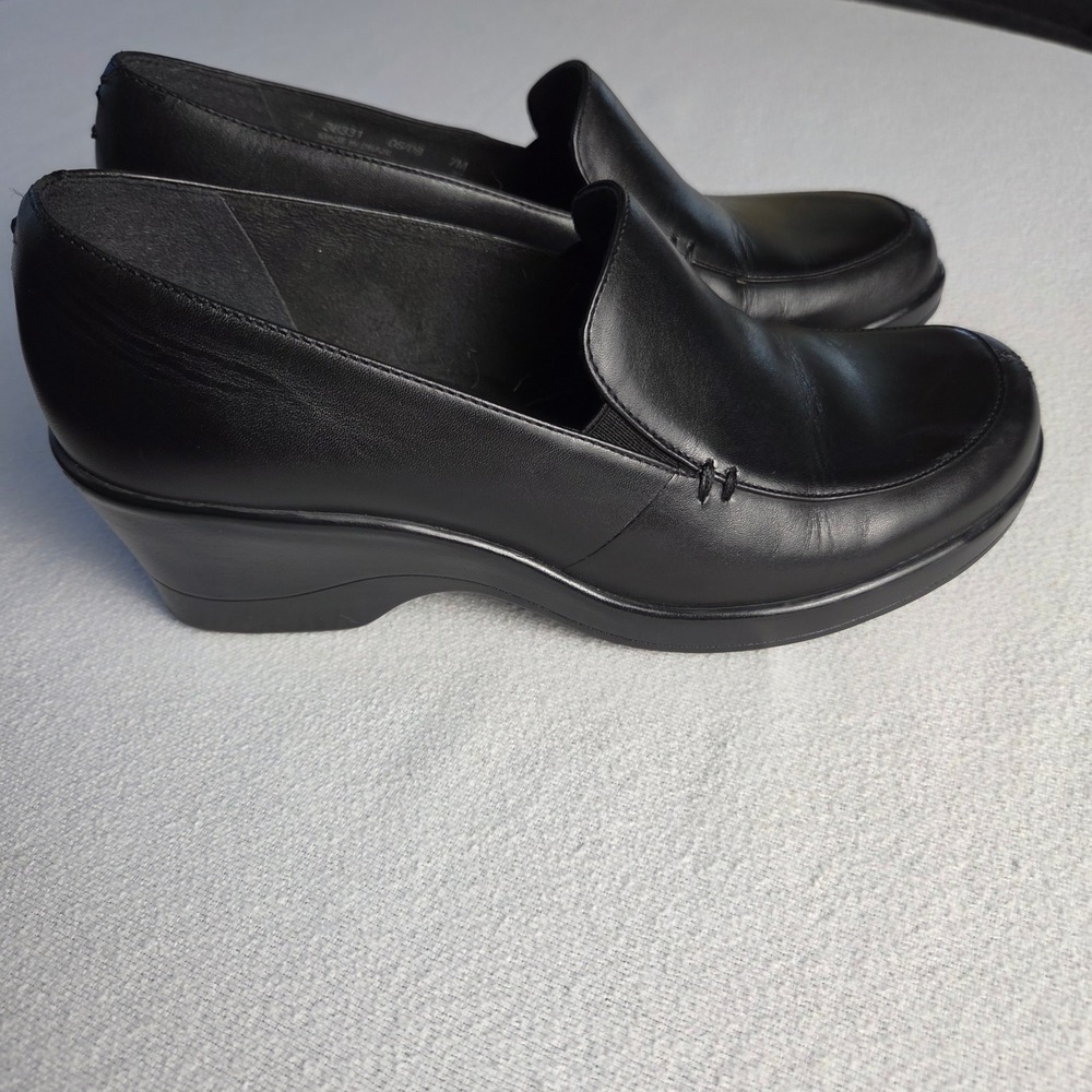 Clarks Womens Black Leather Wedge Loafers Slip On Shoes 7M Round Toe Career